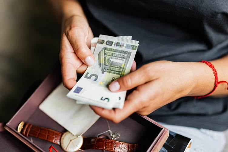 Käed loendavad euro rahatähti